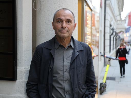 Norbert Gstrein posiert an einer Wiener Straßenecke für ein Porträt.