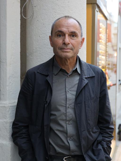 Norbert Gstrein posiert an einer Wiener Straßenecke für ein Porträt.