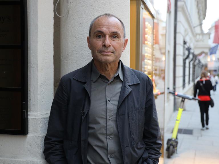 Norbert Gstrein posiert an einer Wiener Straßenecke für ein Porträt.