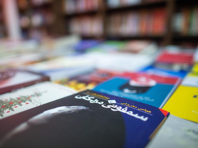 Die persische Originalfassung des Romans "Symphonie der Toten" liegt auf einem Tisch in der Buchhandlung Hedayat in Berlin. 
