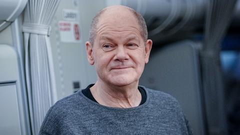 Bundeskanzler Olaf Scholz (SPD) im Pullover im Airbus A340 auf dem Weg nach Washington