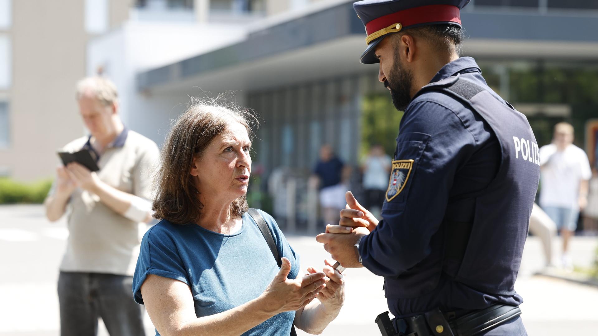 Graz: Die Grazer Bürgermeisterin Elke Kahr (KPÖ) und ein Polizist stehen in der Nähe des Tatorts in Graz. Graz: Die Grazer Bürgermeisterin Elke Kahr (KPÖ) und ein Polizist stehen in der Nähe des Tatorts in Graz.