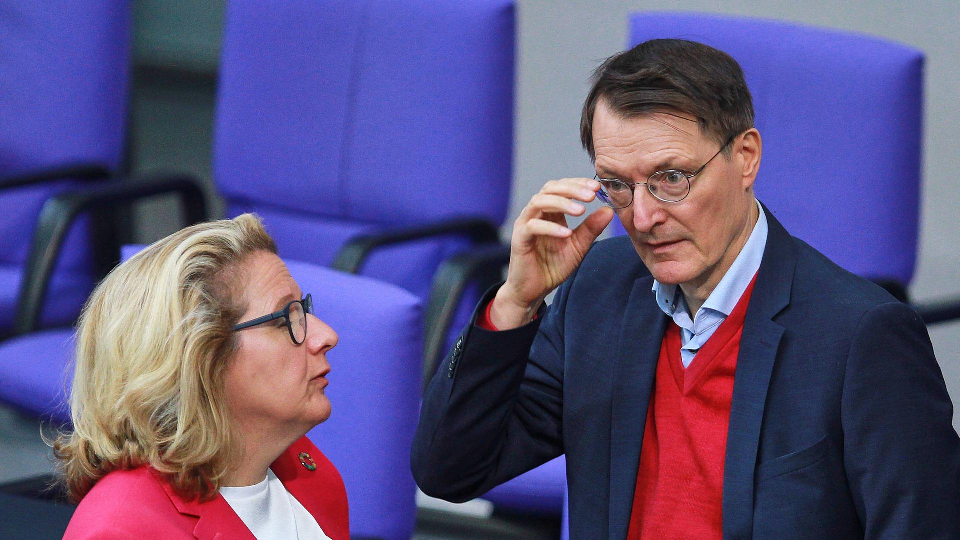 Svenja Schulze und Karl Lauterbach stehen im Bundestag nebeneinander.