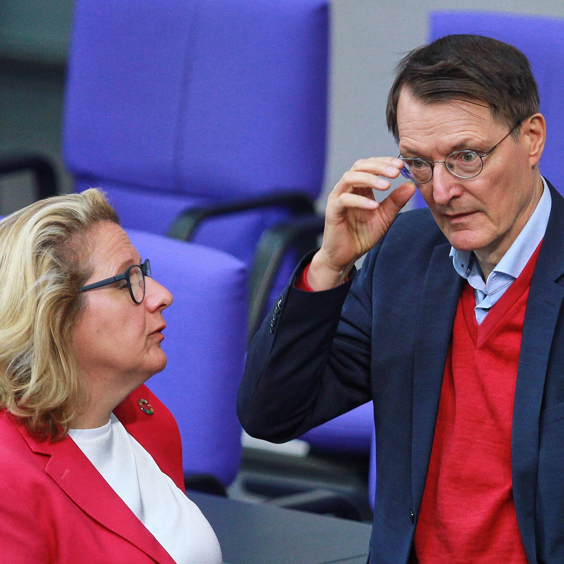 Svenja Schulze und Karl Lauterbach stehen im Bundestag nebeneinander.