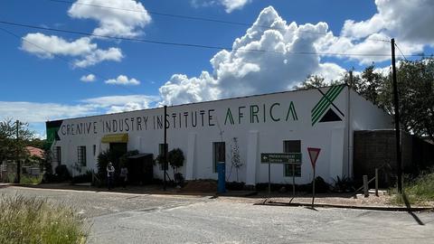 Man sieht das Gebäude des Creative Industry Institute Africa in Windhoek. Es wurde gegründet von Joel Haikali als ein "safer space" für die regionale Kulturindustrie. 