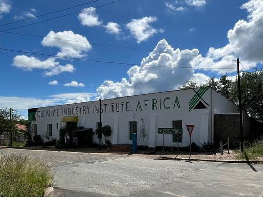 Man sieht das Gebäude des Creative Industry Institute Africa in Windhoek. Es wurde gegründet von Joel Haikali als ein "safer space" für die regionale Kulturindustrie. 