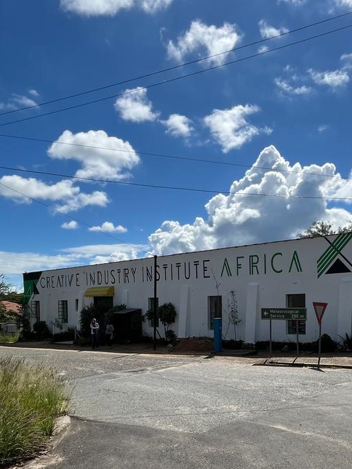 Man sieht das Gebäude des Creative Industry Institute Africa in Windhoek. Es wurde gegründet von Joel Haikali als ein "safer space" für die regionale Kulturindustrie. 
