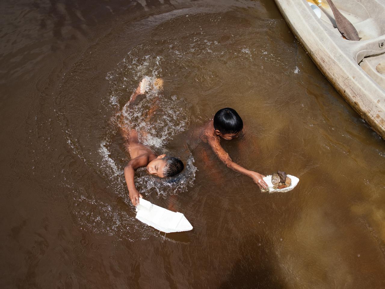 Kinder der Wayana spielen im Grenzfluss Maroni, einem der am meisten mit Quecksilber verseuchten Gewässer der Region  