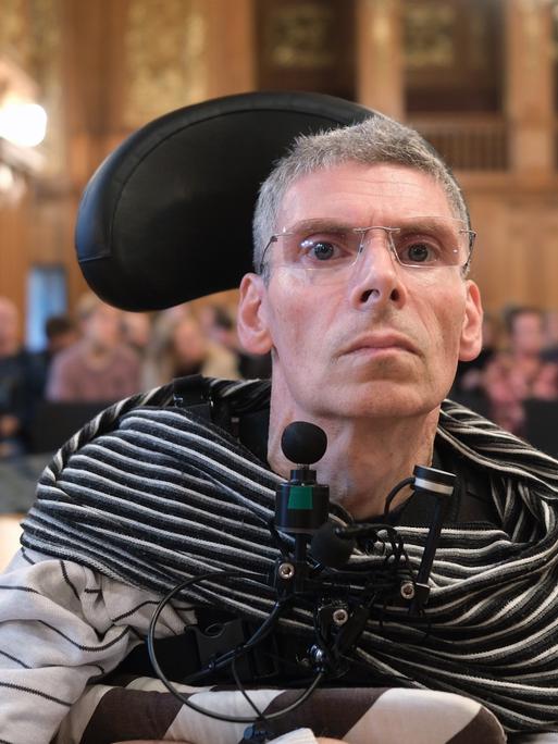 Harald Mayer, durch Multiple Sklerose komplett bewegungsunfähig, sitzt in einem Saal des Bundesverwaltungsgerichtes (BVerwG). Mayer wünscht sich Sterbehilfe.