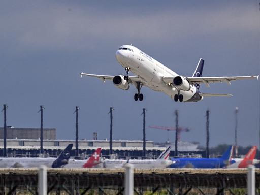 Ein Airbus der Fluggesellschaft Lufthansa hebt vom FLughafen "Willy Brandt" Berlin Brandenburg (BER) ab. 