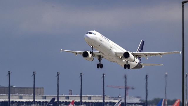 Ein Flugzeug von der Fluggesellschaft Lufthansa fliegt los. 