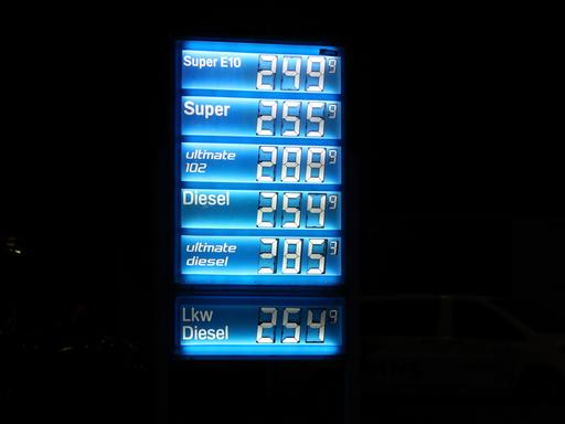 05.03.2026: Preisanzeige einer Aral-Tankstelle an einer Raststätte 05.03.2026: Preisanzeige einer Aral-Tankstelle an einer Raststätte