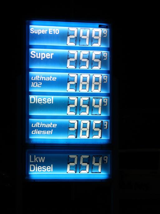 05.03.2026: Preisanzeige einer Aral-Tankstelle an einer Raststätte