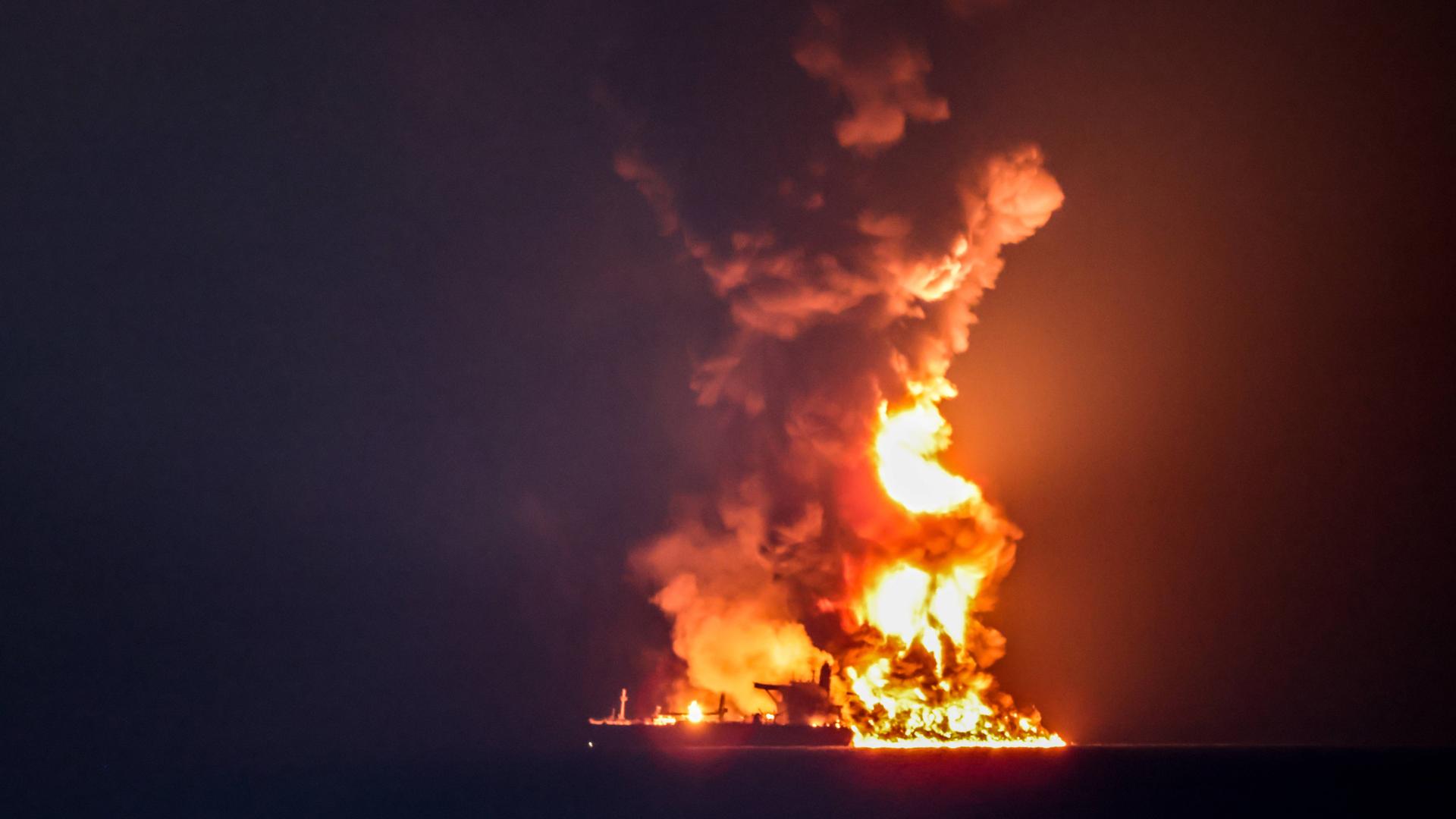Man sieht den lichterloh brennenden Tanker "Rio" in der Nacht im Schwarzen Meer aus der Ferne.