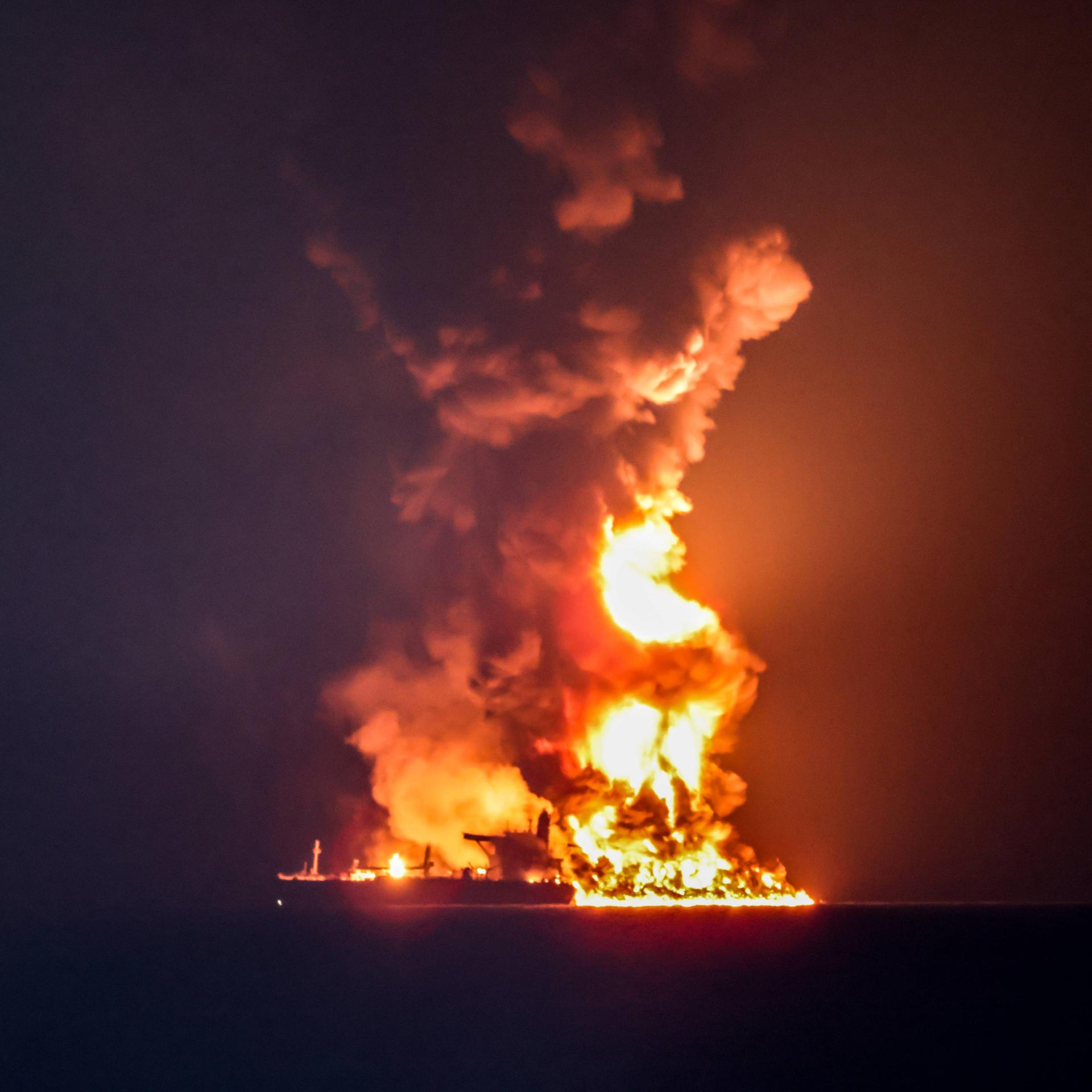 Man sieht den lichterloh brennenden Tanker "Rio" in der Nacht im Schwarzen Meer aus der Ferne.