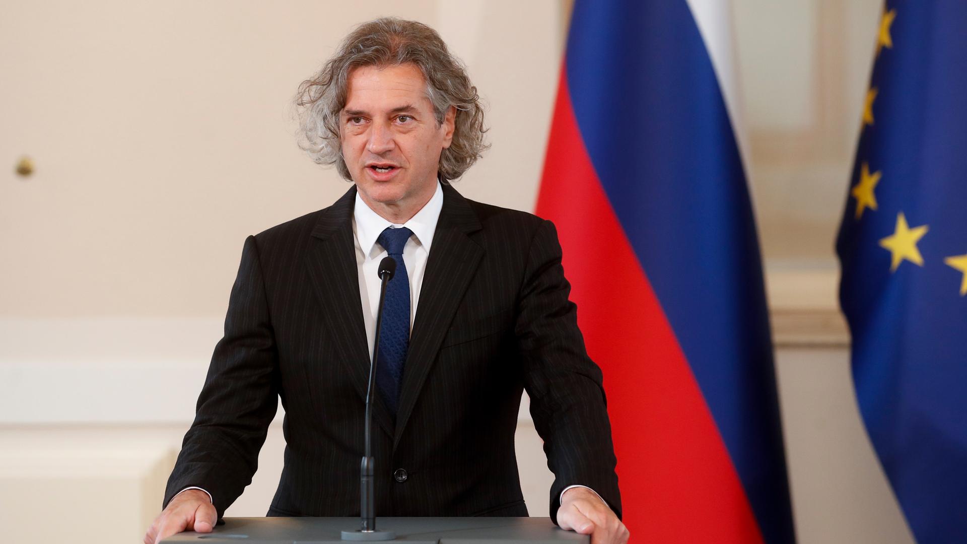 Sloweniens Ministerpräsident Golob hält eine Rede.