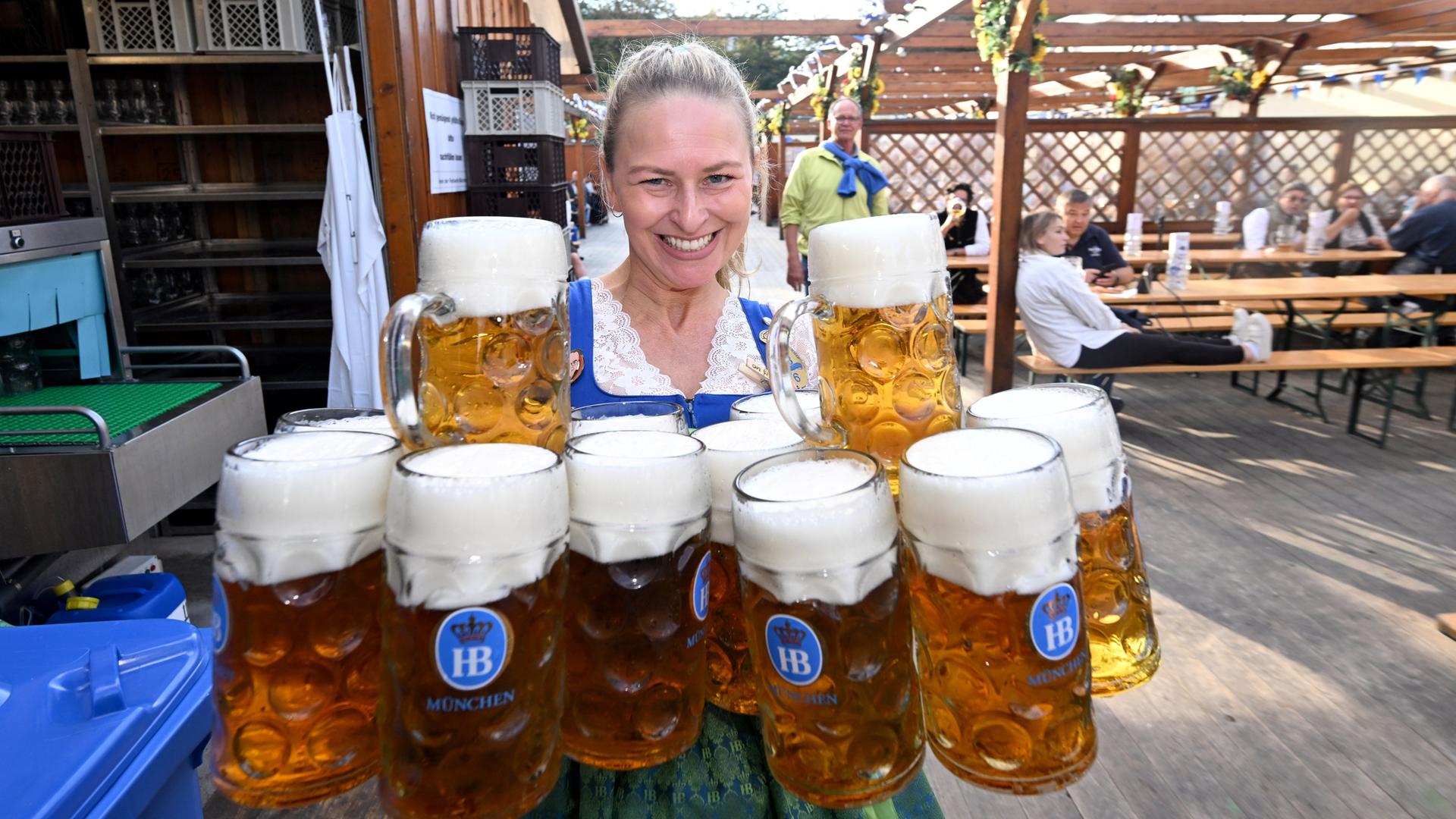 Eine Bedienung trägt 14 Maß Bier.