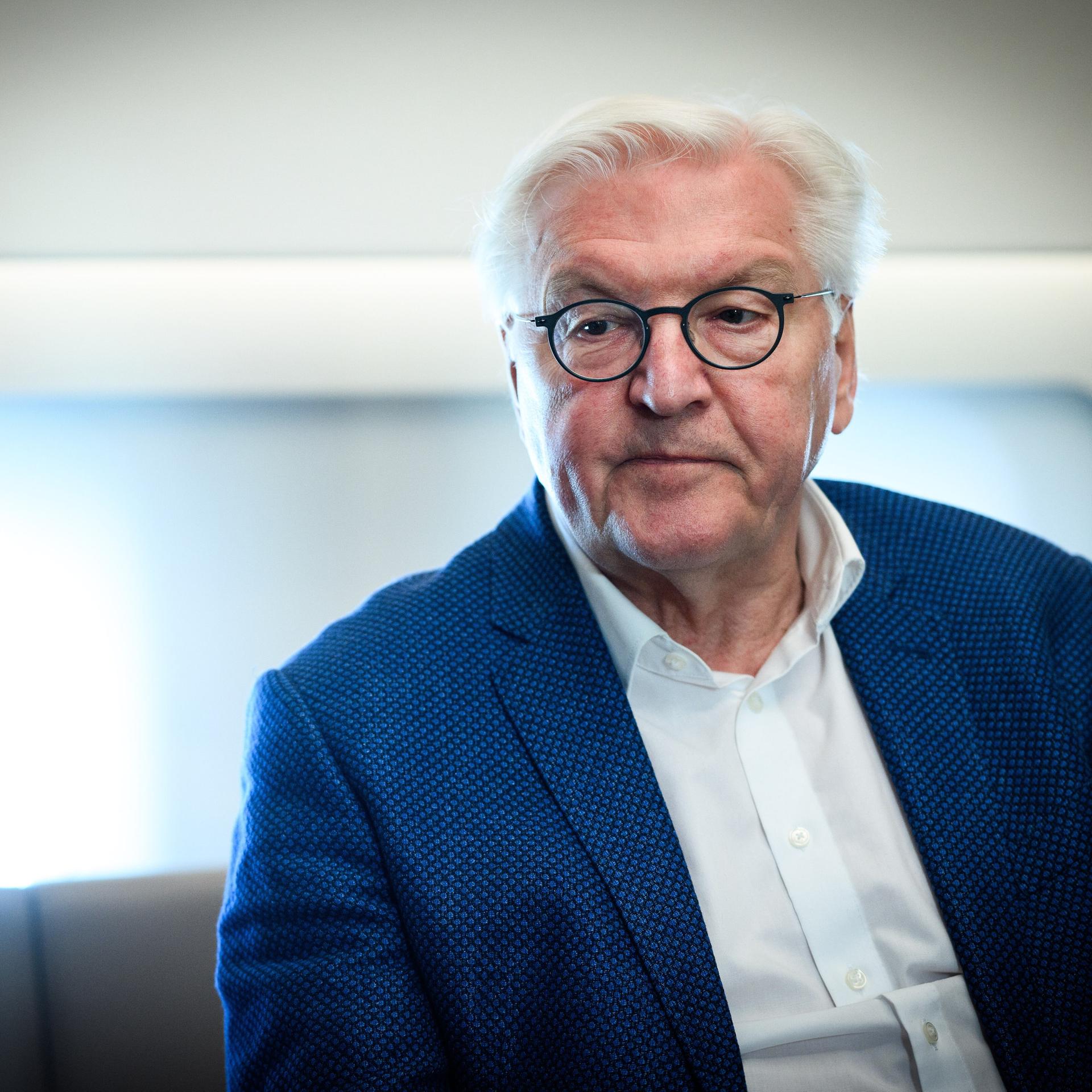 Bundespräsident Frank-Walter Steinmeier spricht auf einem Rückflug von Chile nach Berlin im Besprechungsraum vom Airbus A350 Flugzeug der Flugbereitschaft der Bundeswehr 
