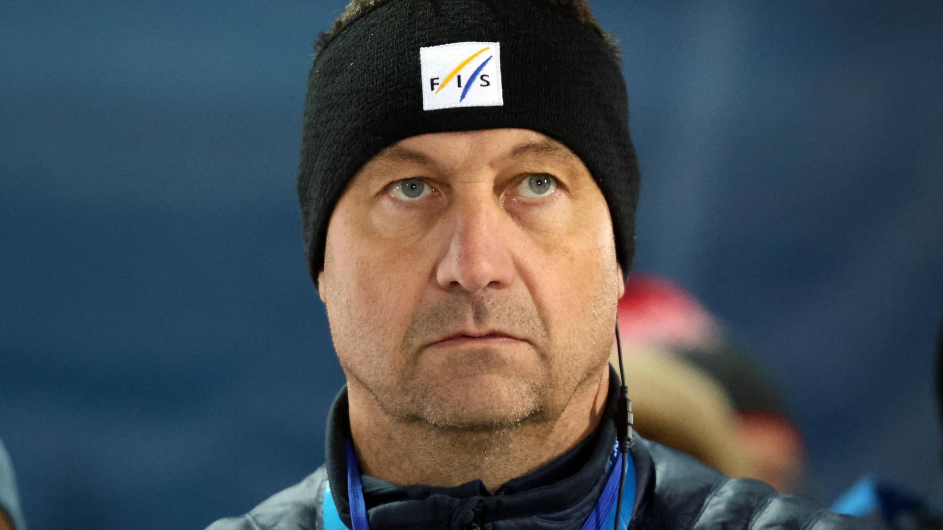 Sandro Pertile schaut sehr ernst. Er trägt eine schwarze Mütze.