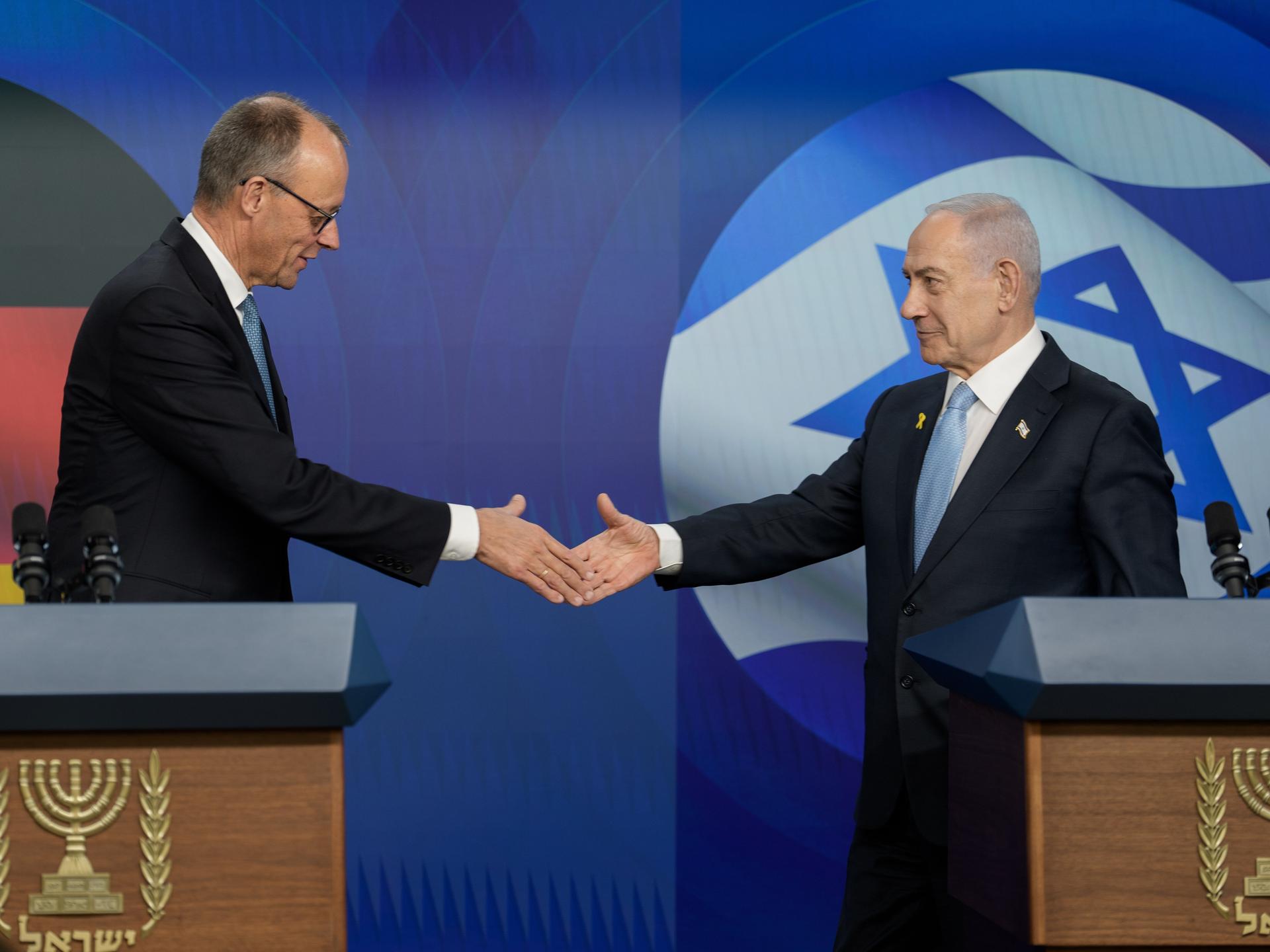Bundeskanzler Friedrich Merz schüttelt die Hand des israelischen Ministerpräsidenten Benjamin Netanjahu während einer Pressekonferenz. Bundeskanzler Friedrich Merz schüttelt die Hand des israelischen Ministerpräsidenten Benjamin Netanjahu während einer Pressekonferenz.