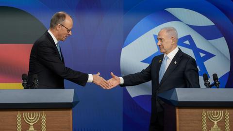 Bundeskanzler Friedrich Merz schüttelt die Hand des israelischen Ministerpräsidenten Benjamin Netanjahu während einer Pressekonferenz. Bundeskanzler Friedrich Merz schüttelt die Hand des israelischen Ministerpräsidenten Benjamin Netanjahu während einer Pressekonferenz.