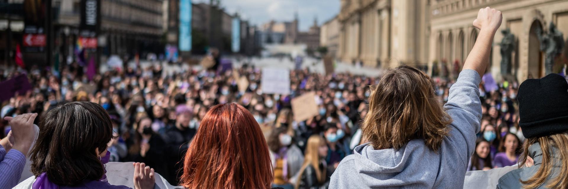 Hunderte Frauen sind auf dem Plaza del Pilar im spanischen Saragossa zum internationalen Frauentag am 8. Mai versammelt, tragen Plakate und recken Fäuste in den Himmel Hunderte Frauen sind auf dem Plaza del Pilar im spanischen Saragossa zum internationalen Frauentag am 8. Mai versammelt, tragen Plakate und recken Fäuste in den Himmel