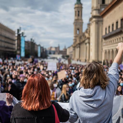 Hunderte Frauen sind auf dem Plaza del Pilar im spanischen Saragossa zum internationalen Frauentag am 8. Mai versammelt, tragen Plakate und recken Fäuste in den Himmel