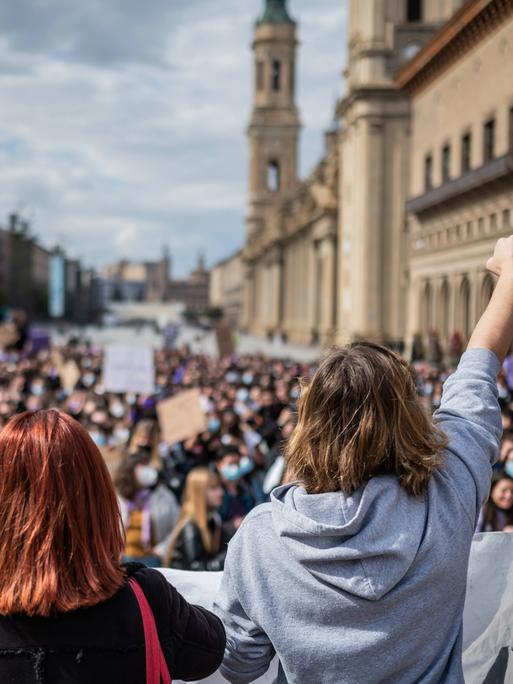 Hunderte Frauen sind auf dem Plaza del Pilar im spanischen Saragossa zum internationalen Frauentag am 8. Mai versammelt, tragen Plakate und recken Fäuste in den Himmel