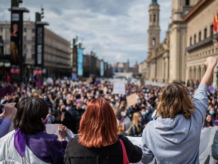 Hunderte Frauen sind auf dem Plaza del Pilar im spanischen Saragossa zum internationalen Frauentag am 8. Mai versammelt, tragen Plakate und recken Fäuste in den Himmel