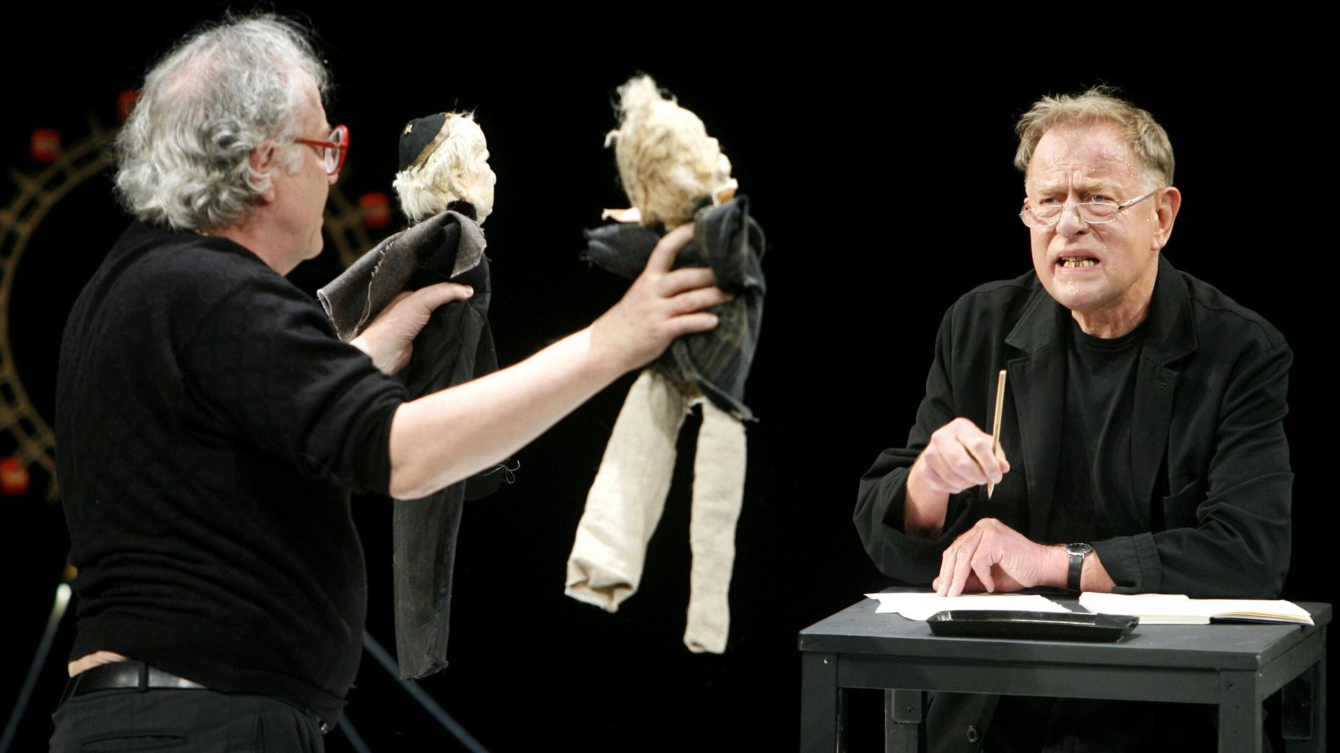 Der Dramaturg Hermann Beil und der Intendant des Berliner Ensembles, Claus Peymann (r) während einer Probe zum Stück "Claus Peymann kauft sich eine Hose und geht mir mir essen" von Thomas Bernhard im Berliner Ensemble in Berlin. Der Dramaturg Hermann Beil und der Intendant des Berliner Ensembles, Claus Peymann (r) während einer Probe zum Stück "Claus Peymann kauft sich eine Hose und geht mir mir essen" von Thomas Bernhard im Berliner Ensemble in Berlin.