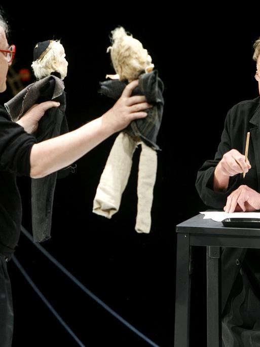 Der Dramaturg Hermann Beil und der Intendant des Berliner Ensembles, Claus Peymann (r) während einer Probe zum Stück "Claus Peymann kauft sich eine Hose und geht mir mir essen" von Thomas Bernhard im Berliner Ensemble in Berlin. 
