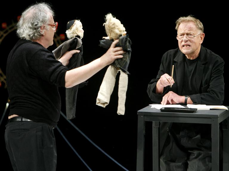 Der Dramaturg Hermann Beil und der Intendant des Berliner Ensembles, Claus Peymann (r) während einer Probe zum Stück "Claus Peymann kauft sich eine Hose und geht mir mir essen" von Thomas Bernhard im Berliner Ensemble in Berlin. 