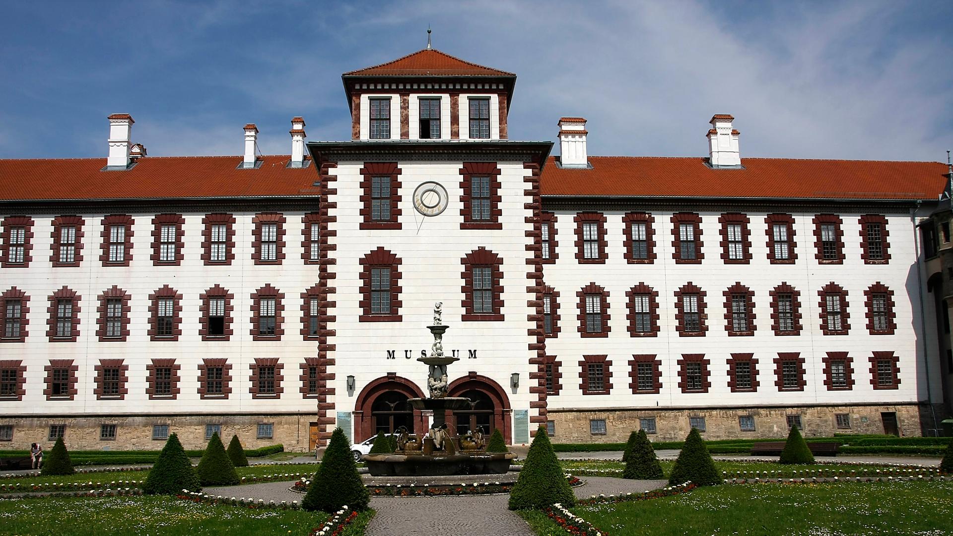 Eingangsportal und Seitenflügel des Schlosses Elisabethenburg in Meiningen.