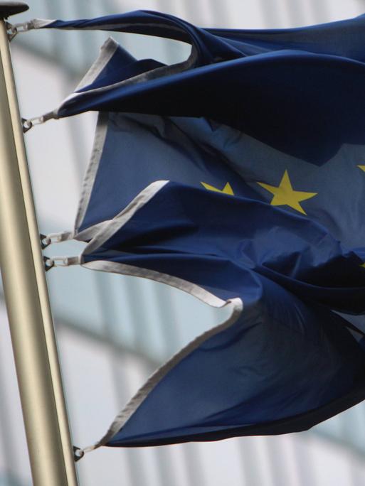 Eine EU-Flagge hängt an einem Mast und wird vom Wind fast zerrissen. Eine EU-Flagge hängt an einem Mast und wird vom Wind fast zerrissen.