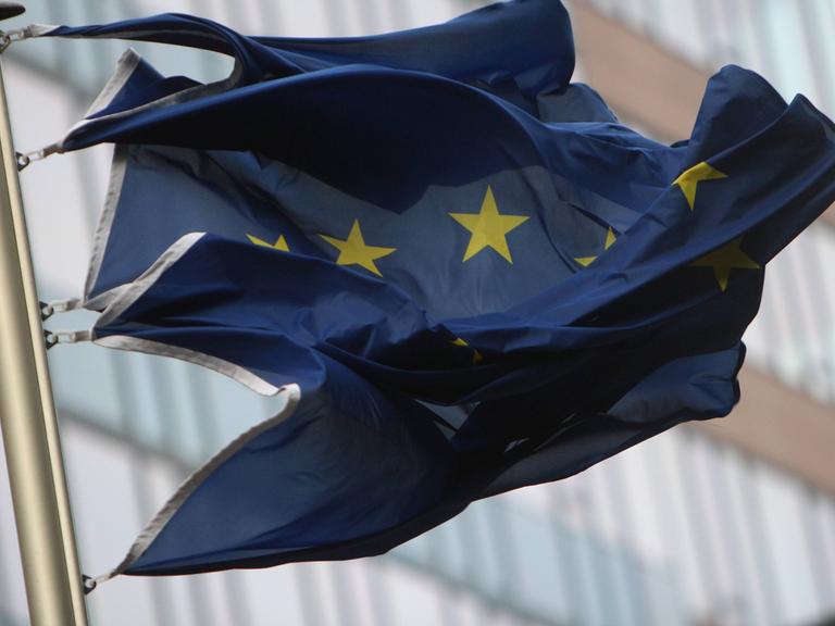 Eine EU-Flagge hängt an einem Mast und wird vom Wind fast zerrissen. Eine EU-Flagge hängt an einem Mast und wird vom Wind fast zerrissen.