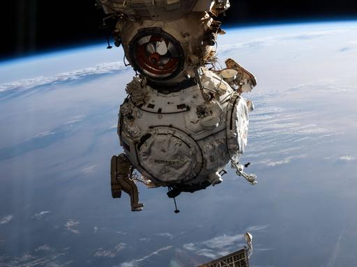 Blick auf die russischen Astronauten Pyotr Dubrov und Anton Shkaplerov arbeiten an einem Teil der Internationalen Raumstation ISS