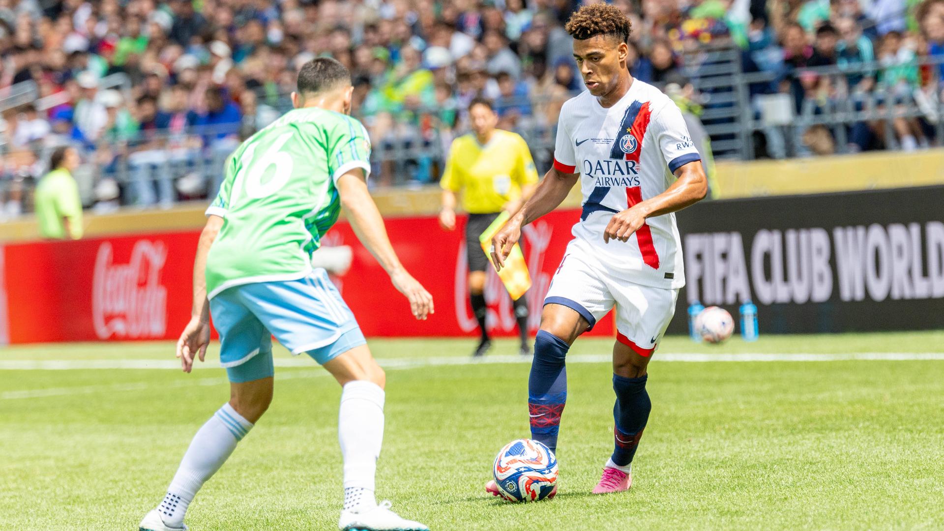 Ein Spieler von Paris Saint-Germain führt den Fußball am Fuß.
Ein Spieler von Paris Saint-Germain führt den Fußball am Fuß.