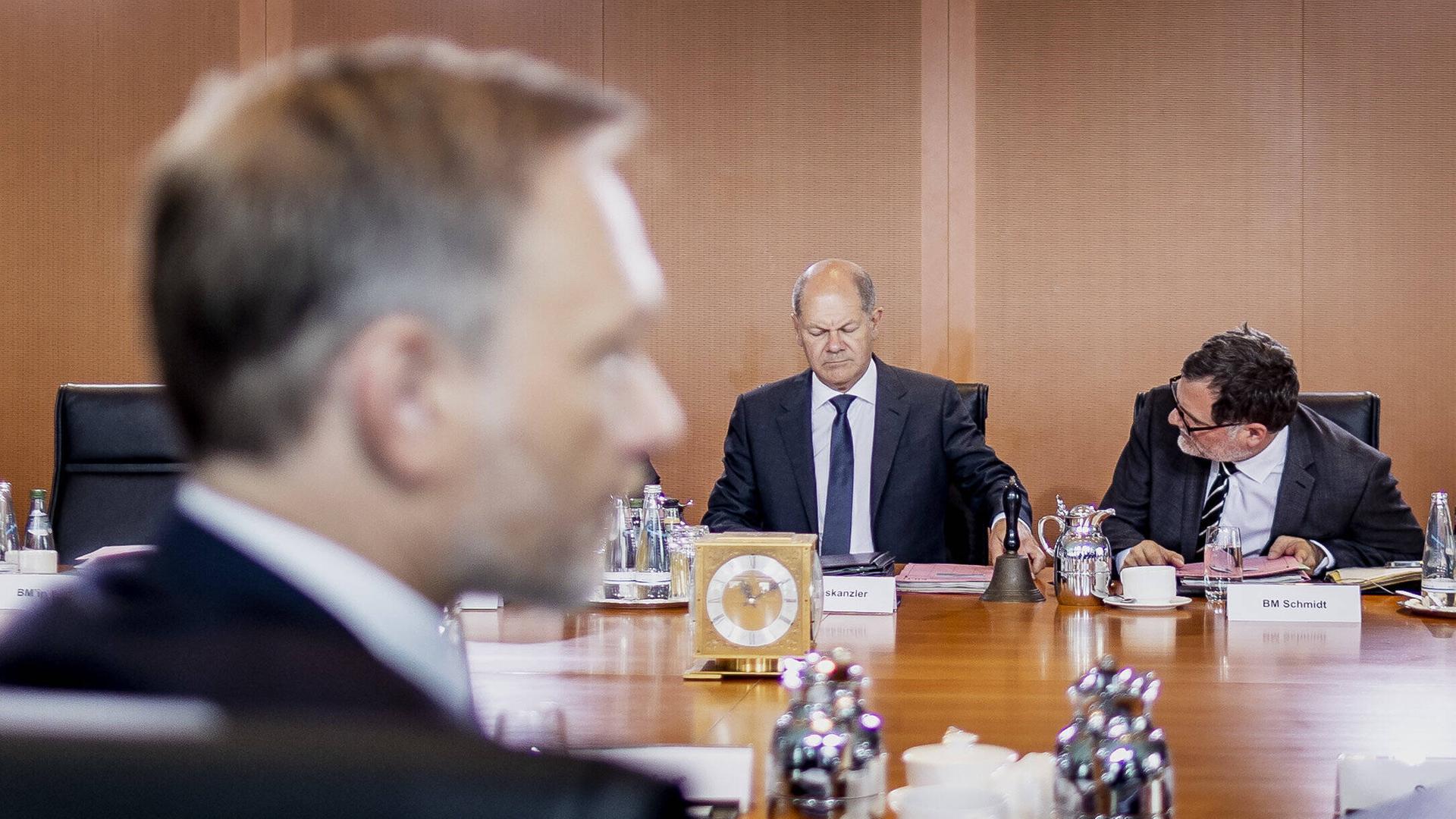 Christian Lindner sitzt am Kabinettstisch mit Bundeskanzler Scholz und anderen Mnistern 
