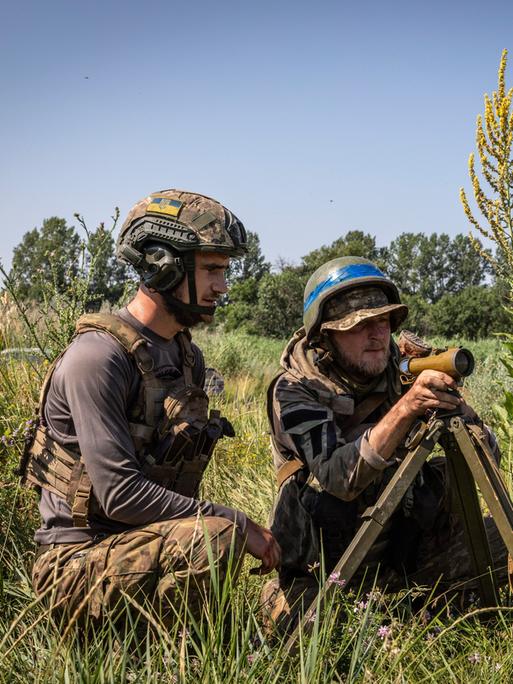 Zwei ukrainische Soldaten in einer militärischen Übung.