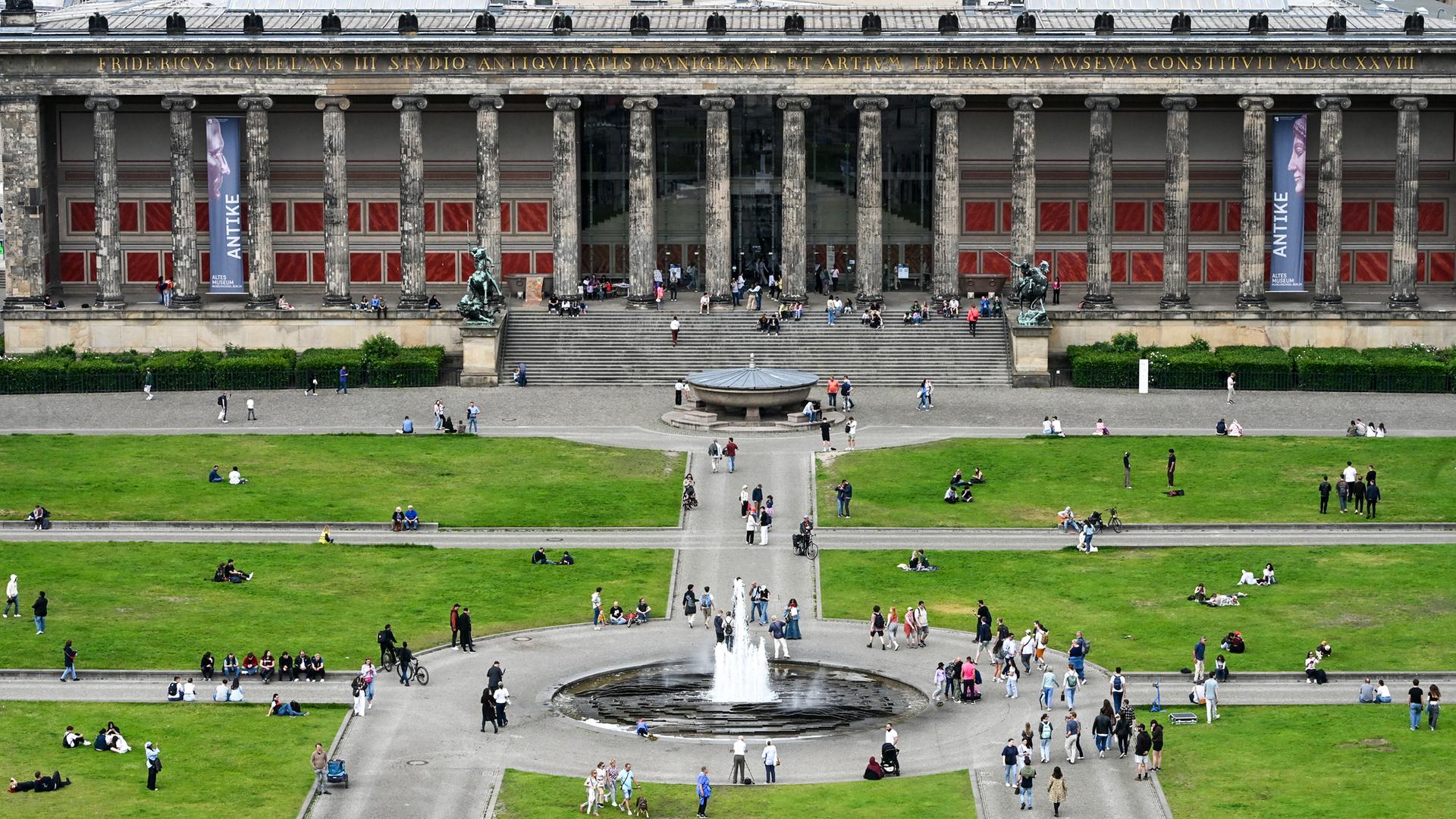 Zahlreiche Besucher sind zum „Inselfest" anlässlich des Jubiläums "200 Jahre Museumsinsel Berlin“ im Lustgarten vor dem Alten Museum zu sehen. 