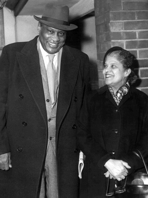 Der amerikanische Sänger und Sozialkritiker Paul Robeson mit seine Frau Eslanda Cardoza Goode am 23. Dezember 1958 auf dem Londoner Flughafen.