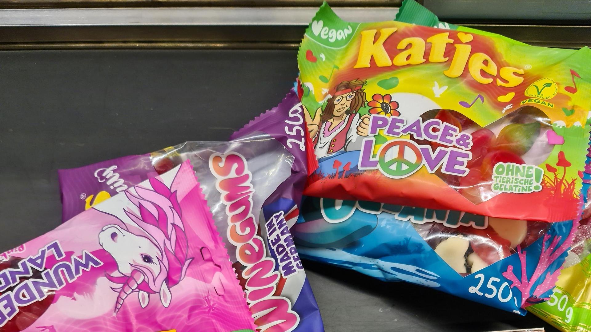 Verschiedene Artikel, wie Toffifee und Katjes liegen auf dem Kassenband eines Supermarktes in Deutschland.