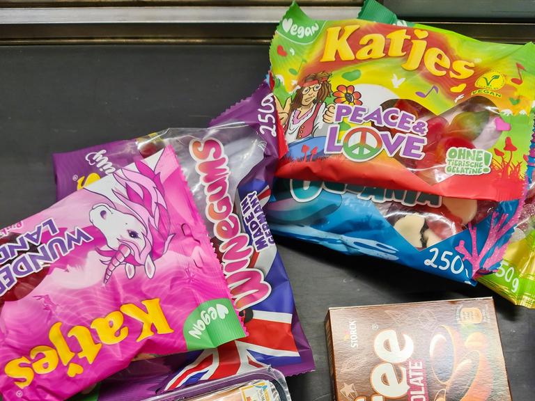 Verschiedene Artikel, wie Toffifee und Katjes liegen auf dem Kassenband eines Supermarktes in Deutschland.