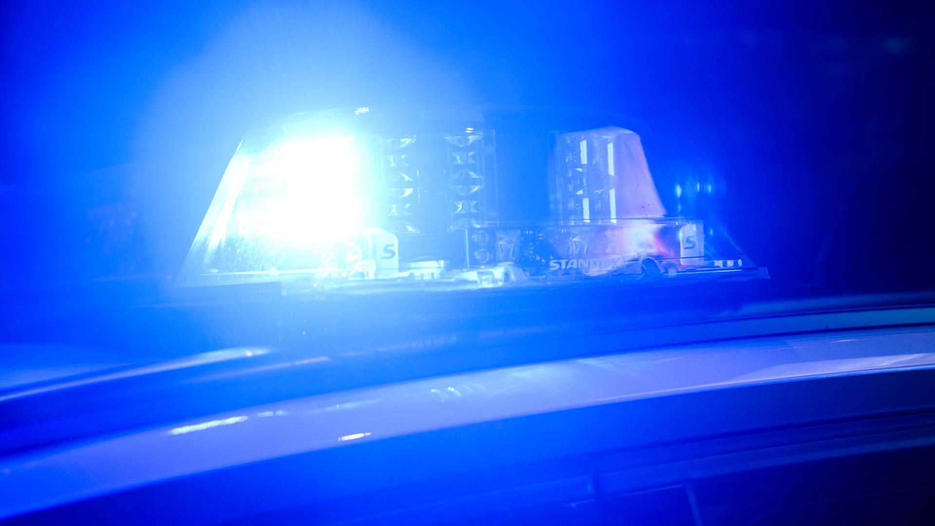 Ein Blaulicht leuchtet auf einem Einsatzfahrzeuge der Polizei. Ein Blaulicht leuchtet auf einem Einsatzfahrzeuge der Polizei.