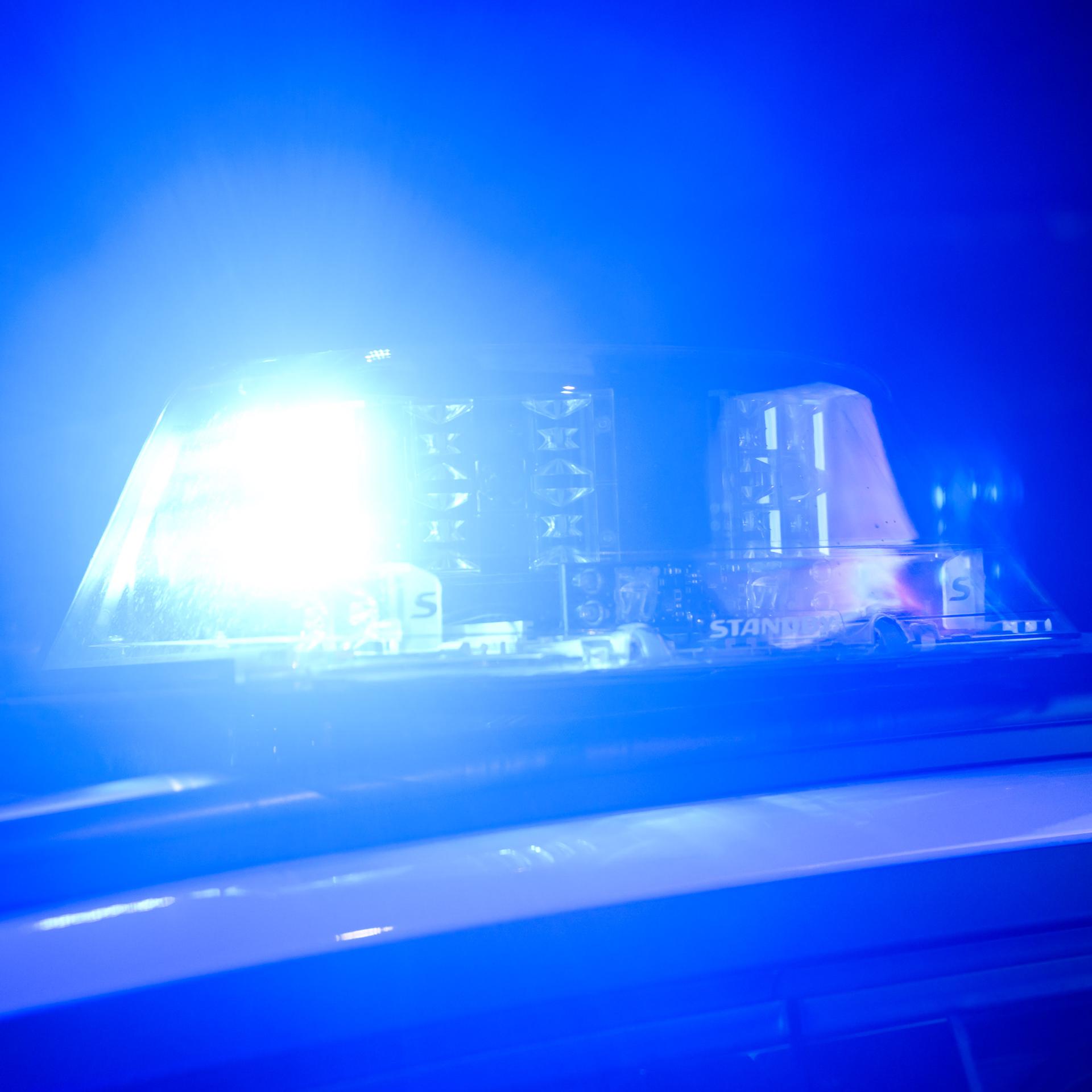 Ein Blaulicht leuchtet auf einem Einsatzfahrzeuge der Polizei. 