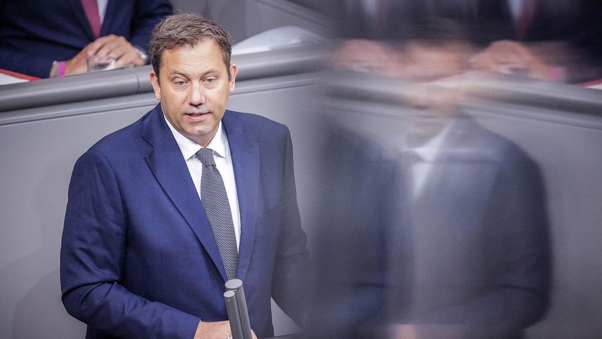 Lars Klingbeil (SPD), Bundesminister der Finanzen, spricht in der Plenarsitzung des Bundestags mit der 1. Lesung der Einkommensteuerreform.
