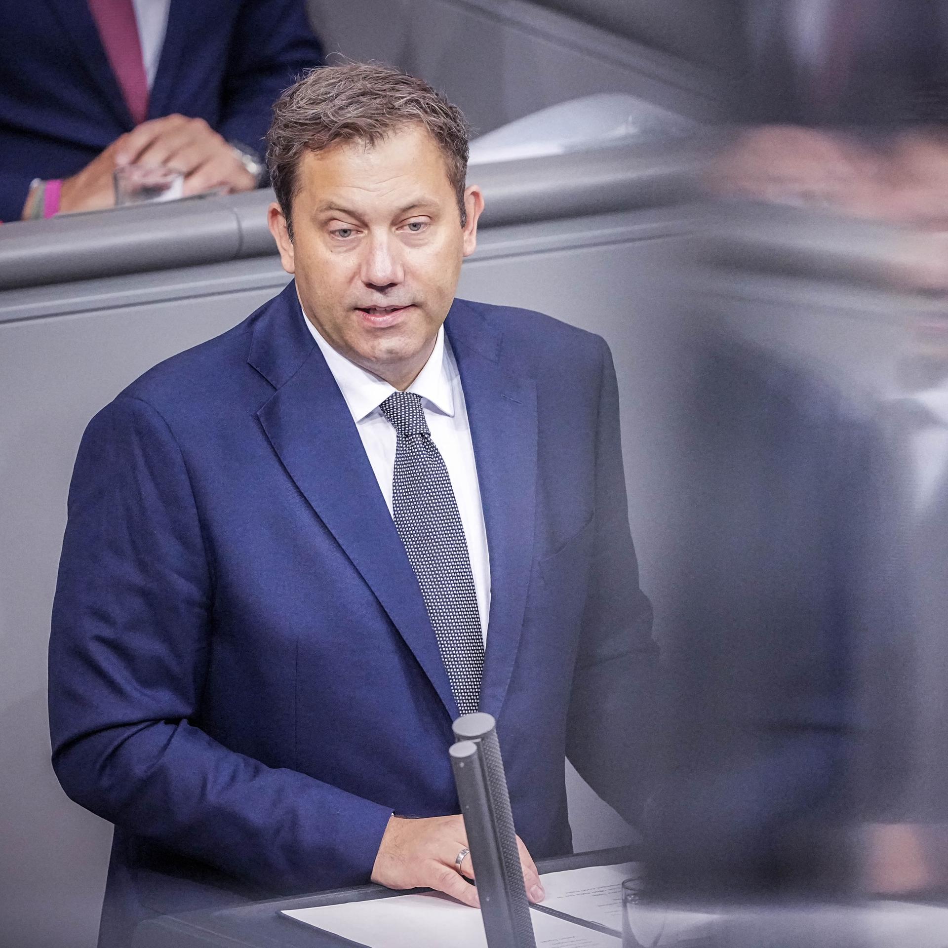Lars Klingbeil (SPD), Bundesminister der Finanzen, spricht in der Plenarsitzung des Bundestags mit der 1. Lesung der Einkommensteuerreform.