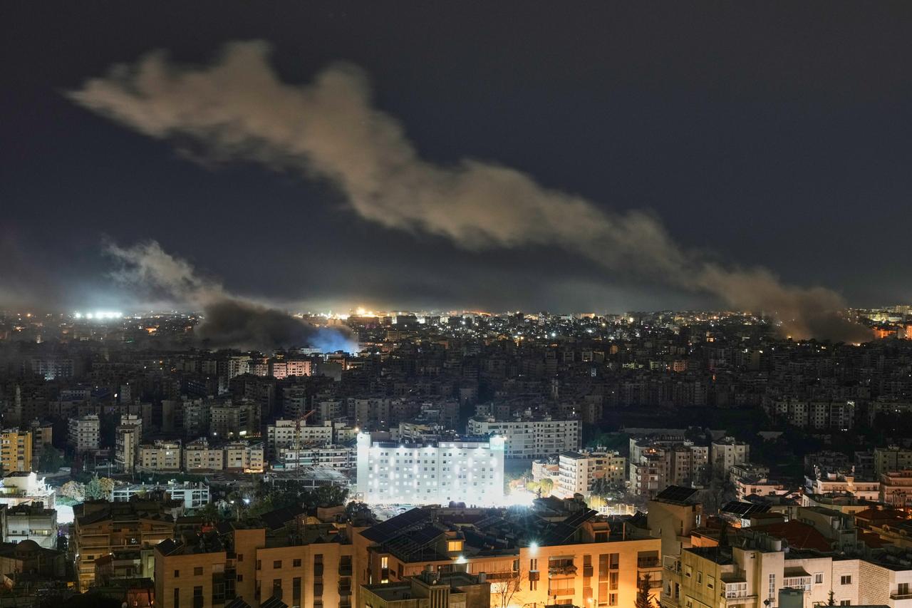 Rauch steigt nach einem israelischen Luftangriff in Dahija, einem südlichen Vorort von Beirut, aus Gebäuden auf. Rauch steigt nach einem israelischen Luftangriff in Dahija, einem südlichen Vorort von Beirut, aus Gebäuden auf.