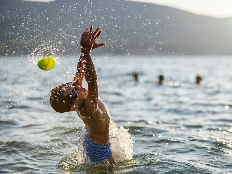 Ein Junge beim Wasserballspiel