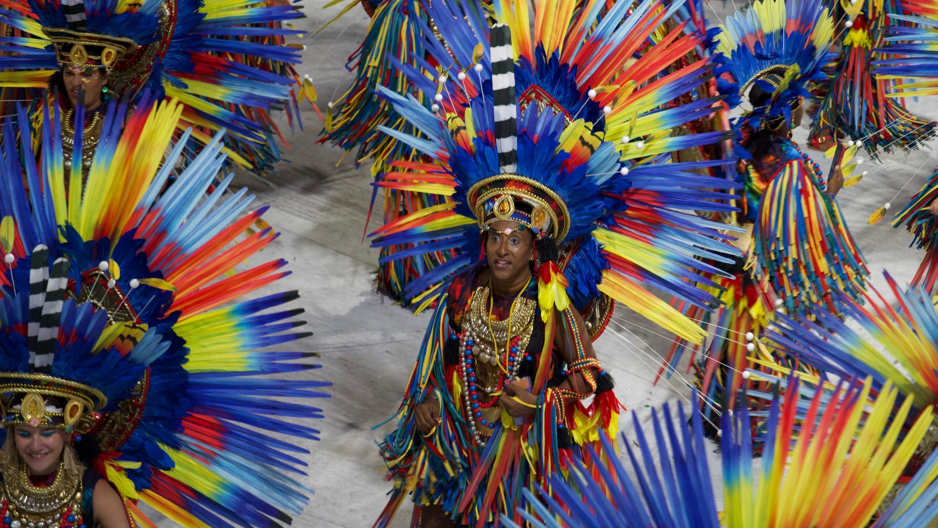 Samba-Tänzerinnen ziehen in bunten Kostümen durch das Sambadrom.